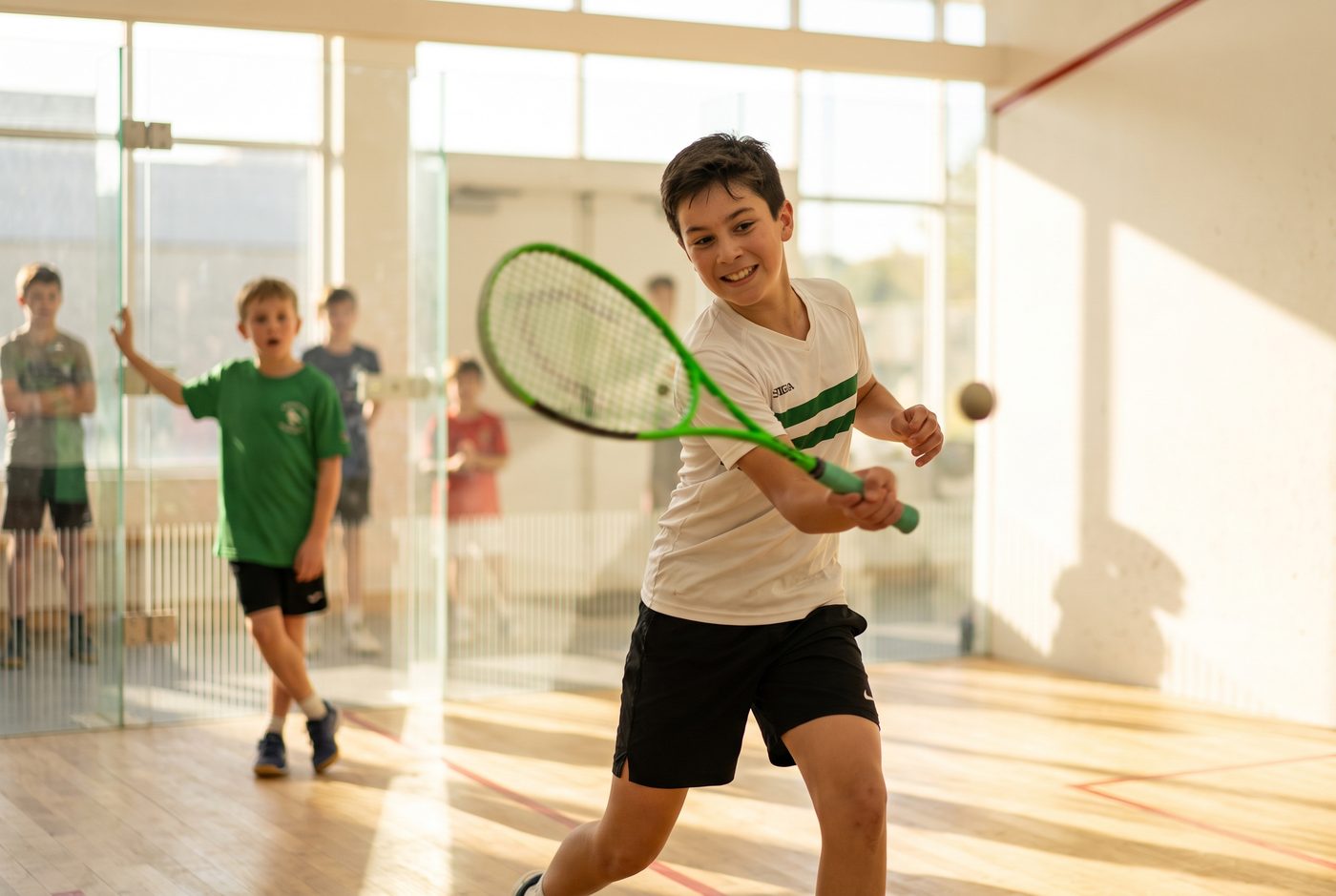 Jeunes joueurs de squash à l'entraînement au club